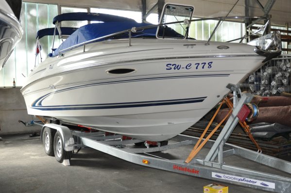 Sea Ray in Halle von Vorne